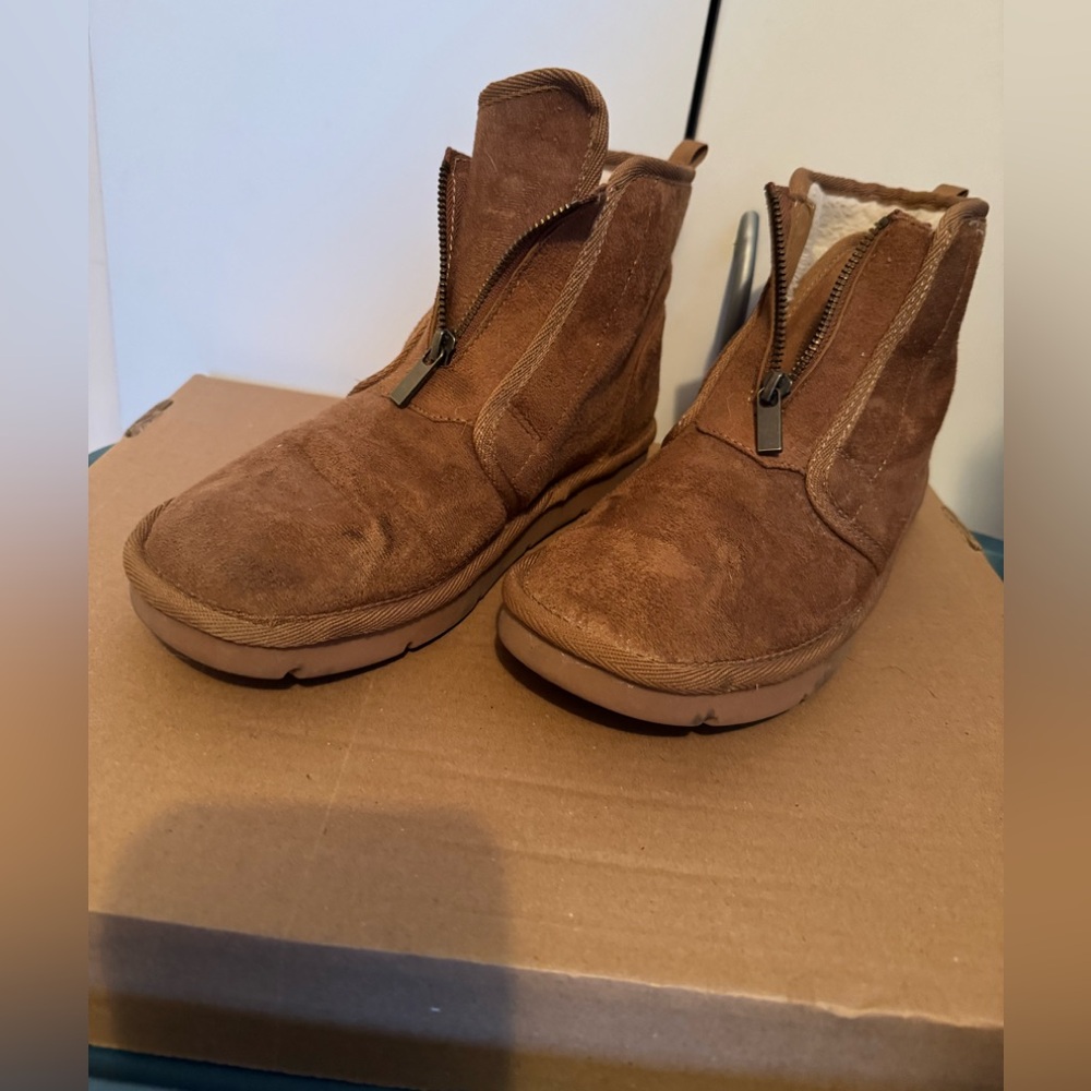 Women’s faux shearling mini boots. Size 8